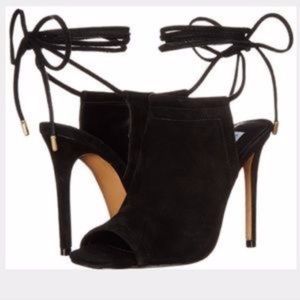STEVE MADDEN BLACK LACE UP HEELS